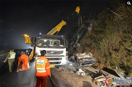 失控大罐車追撞18輛小車致8死26傷現場慘烈 吊車救援現場