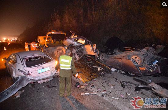 失控大罐車追撞18輛小車致8死26傷現場慘烈 吊車救援現場