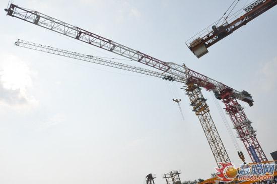全球最大平頭塔機T3000定制交付儀式在中聯重科常德工業園隆重舉行